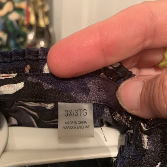 Tahari Floral blouse. Worn once. Excellent‎ condition - Picture 3 of 7